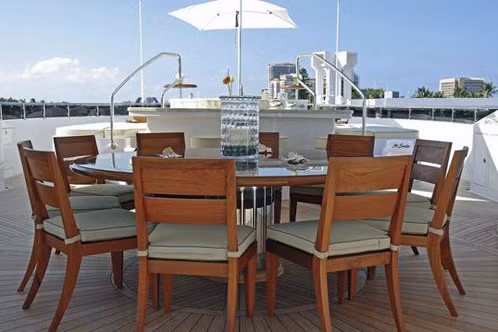 Nơi các du khách thưởng thức bữa tối sau một ngày bơi lội và tắm nắng thỏa thích trên boong.