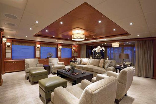 Những lúc thời tiết không thuận lợi cho một buổi tán gẫu ngoài trời, du khách có thể lui xuống khoang dưới, nơi có phòng giải trí đủ cho cả chục người. Những lúc thời tiết không thuận lợi cho một buổi tán gẫu ngoài trời, du khách có thể lui xuống khoang dưới, nơi có phòng giải trí đủ cho cả chục người.