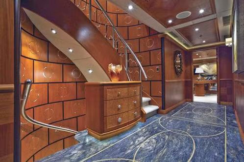 Nền nhà lát đá cẩm thạch luôn mang đến vẻ sang trọng cho không gian phòng.