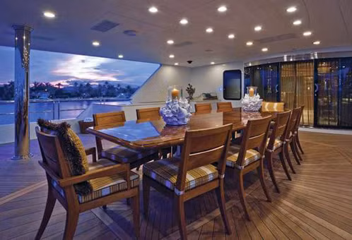 Nếu muốn tránh những hôm trời gió, bữa tối có thể được dọn ở phòng ăn bên dưới, ấm cúng và sang trọng.