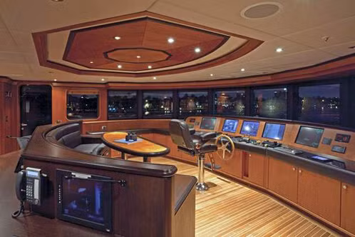 Phòng chỉ huy trên tàu trông như một bảo tàng nghệ thuật.