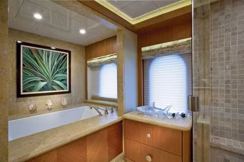 Phòng tắm trên du thuyền được lát đá cẩm thạch và sử dụng những chi tiết trang trí đắt giá.