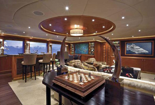 Cặp ngà khổng lồ dùng để trang trí tạo một điểm nhấn ấn tượng giữa phòng ăn. Cặp ngà khổng lồ dùng để trang trí tạo một điểm nhấn ấn tượng giữa phòng ăn.