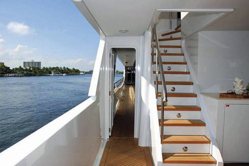 Lối đi từ boong xuống khoang dưới. Lối đi từ boong xuống khoang dưới.