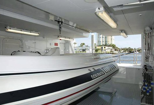 Còn đây là garage trên du thuyền, điểm thiết kế đặc biệt khiến nó khác với đa số những chiếc khác. Garage này đủ chứa một con thuyền lớn khác, phục vụ nhu cầu đi dạo biển bất chợt của các vị khách giàu có. Còn đây là garage trên du thuyền, điểm thiết kế đặc biệt khiến nó khác với đa số những chiếc khác. Garage này đủ chứa một con thuyền lớn khác, phục vụ nhu cầu đi dạo biển bất chợt của các vị khách giàu có.