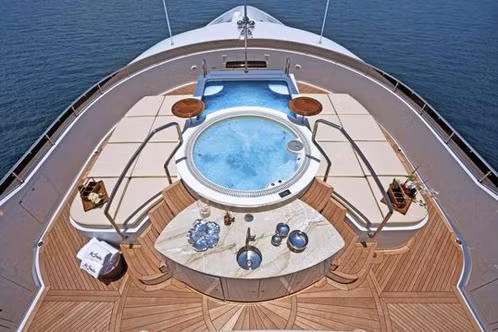 Bồn tắm jacuzzi ngay trước mũi du thuyền, hứa hẹn những buổi tụ tập thú vị.