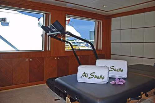 Trên du thuyền còn có cả một phòng tập với đầy đủ các thiết bị tiện nghi. Ngay cả chiếc khăn tắm cũng đem lại cảm giác thư giãn.