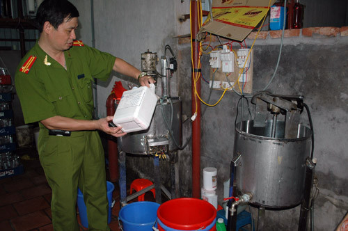 Còn theo cơ quan kiểm tra, những loại phẩm màu mà công nhân đang tiến hành pha chế đều có xuất xứ từ Trung Quốc. Ảnh: Hóa chất...