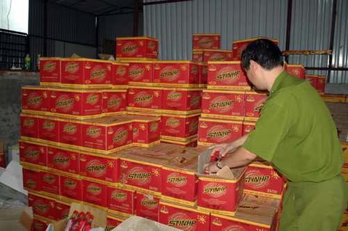 Đóng thùng đêm ra thị trường bán với giá 1.100 đồng chai.