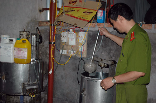 ...hóa chất nhào trộn bằng máy mất vệ sinh...