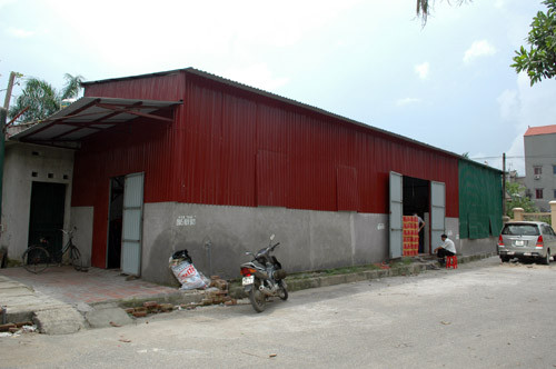 Xưởng này rộng khoảng 80m2.