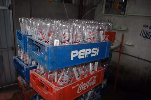 Các loại chai nước tăng lực chờ đưa nước vào...