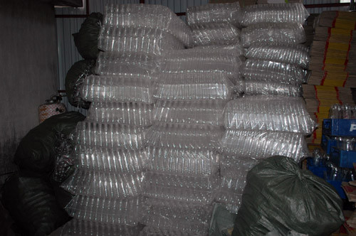 ...và các chai trong kho cùng xưởng sản xuất.