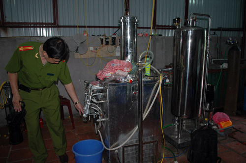 ...thiết bị máy móc đóng chai...