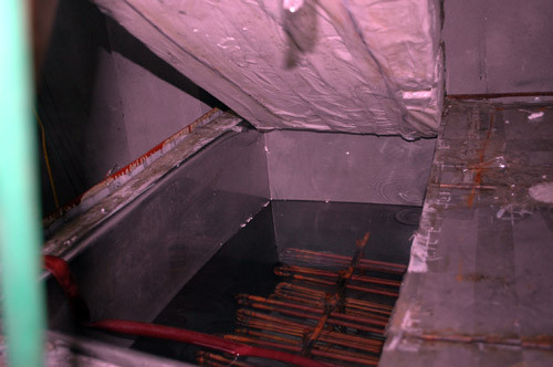 Trong khi đó nhãn mác ở bao bì của sản phẩm “STINHP ghi hàng chục loại chất, vitamin bổ dưỡng với tên gọi thực phẩm bổ sung – nước tăng lực (?!). Không chỉ vậy, xưởng sản xuất khá chật hẹp, không đảm bảo an toàn vệ sinh thực phẩm, dây chuyền rửa và đóng chai không có khử trùng. Ảnh: ...nước giếng khoan...