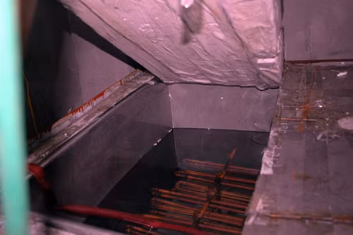 Trong khi đó nhãn mác ở bao bì của sản phẩm “STINHP ghi hàng chục loại chất, vitamin bổ dưỡng với tên gọi thực phẩm bổ sung – nước tăng lực (?!). Không chỉ vậy, xưởng sản xuất khá chật hẹp, không đảm bảo an toàn vệ sinh thực phẩm, dây chuyền rửa và đóng chai không có khử trùng. Ảnh: ...nước giếng khoan...