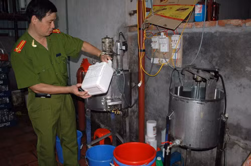 Còn theo cơ quan kiểm tra, những loại phẩm màu mà công nhân đang tiến hành pha chế đều có xuất xứ từ Trung Quốc. Ảnh: Hóa chất...