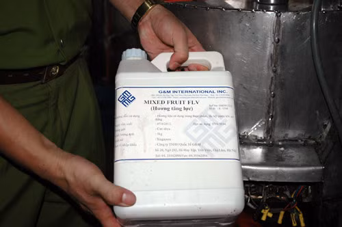 Nhưng chất lượng của nước tăng lực của Cty ông này sản xuất sẽ ảnh hưởng đến sức khỏe người tiêu dùng như thế nào? Các chai nước tăng lực thành phẩm có màu sắc bắt mắt thực chất được đóng chai từ nước giếng khoan, pha chế với đường, hương liệu và phẩm màu công nghiệp. Ảnh: Phẩm màu công nghiệp với...