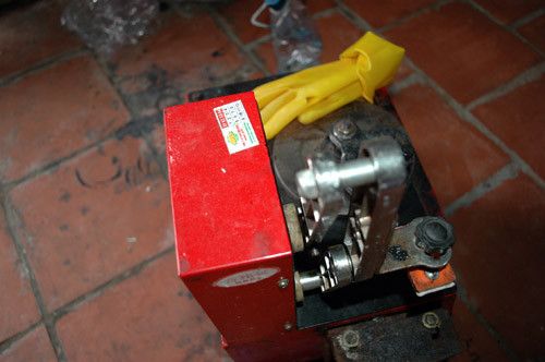 Máy đóng nắp chai.