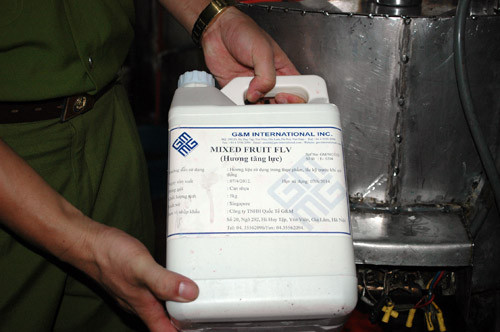 Nhưng chất lượng của nước tăng lực của Cty ông này sản xuất sẽ ảnh hưởng đến sức khỏe người tiêu dùng như thế nào? Các chai nước tăng lực thành phẩm có màu sắc bắt mắt thực chất được đóng chai từ nước giếng khoan, pha chế với đường, hương liệu và phẩm màu công nghiệp. Ảnh: Phẩm màu công nghiệp với...