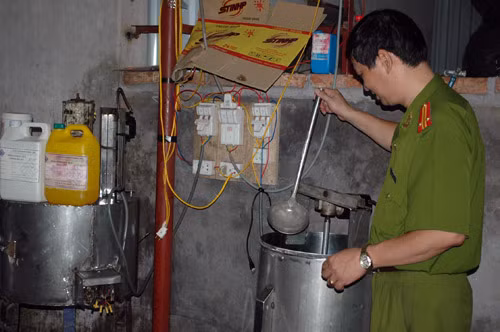 ...hóa chất nhào trộn bằng máy mất vệ sinh...