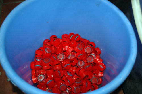 Nắp chai bỏ vào xô bẩn.