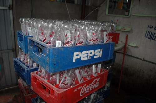 Các loại chai nước tăng lực chờ đưa nước vào...