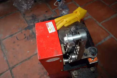 Máy đóng nắp chai.