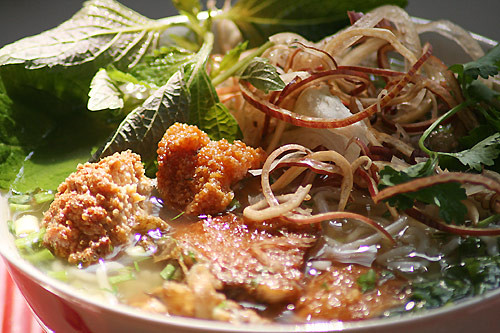 Bún cá - Khi đã chán những món ăn có thịt lợn, thịt gà thì món bún cá nóng hổi rất thích hợp để bạn thưởng thức trong ngày đông mưa rét.