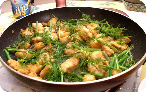 Chả cá Lã Vọng - Đây là món cá tẩm ướp, nướng trên than rồi rán lại trong chảo mỡ.