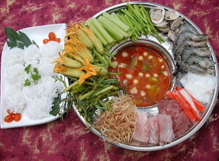 Lẩu - món ăn hấp dẫn sau khi làm việc xong.