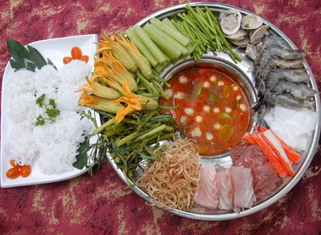 Lẩu - món ăn hấp dẫn sau khi làm việc xong. Lẩu - món ăn hấp dẫn sau khi làm việc xong.