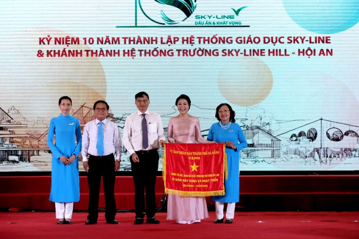 Lãnh đạo Ủy ban nhân dân thành phố Đà Nẵng tặng cờ cho hệ thống giáo dục Sky-Line vì những đóng góp cho sự nghiệp phát triển giáo dục của thành phố. Ảnh: AN. Lãnh đạo Ủy ban nhân dân thành phố Đà Nẵng tặng cờ cho hệ thống giáo dục Sky-Line vì những đóng góp cho sự nghiệp phát triển giáo dục của thành phố. Ảnh: AN.
