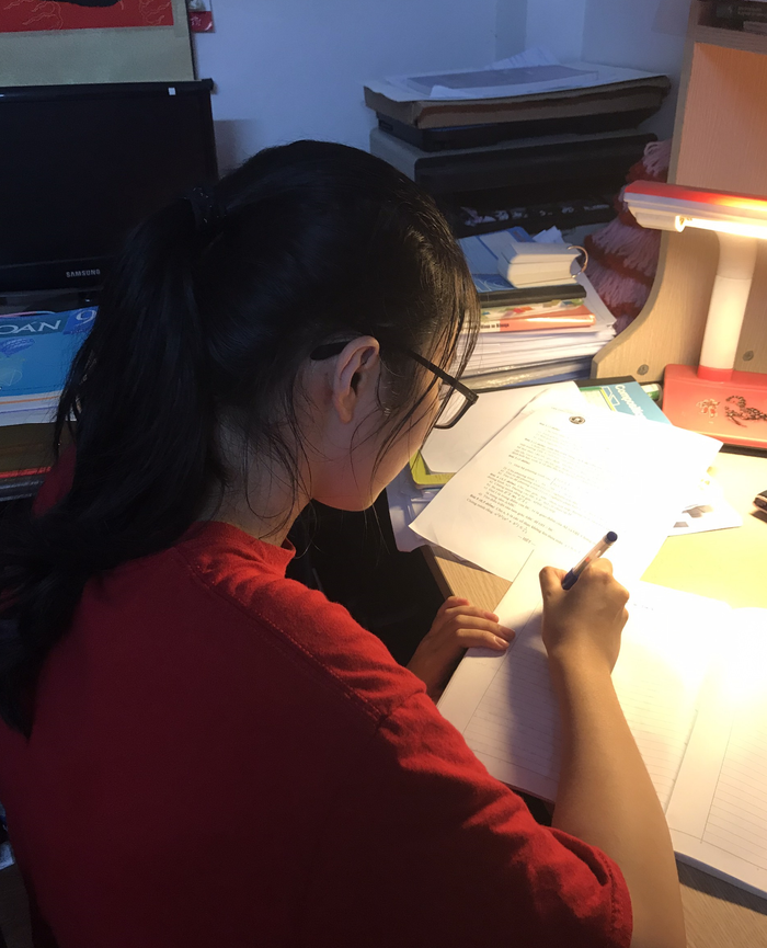 Em Phí Ngọc Mai đang ôn luyện để chuẩn bị tốt cho kỳ thi vào lớp 10. Ảnh: Thu Trà