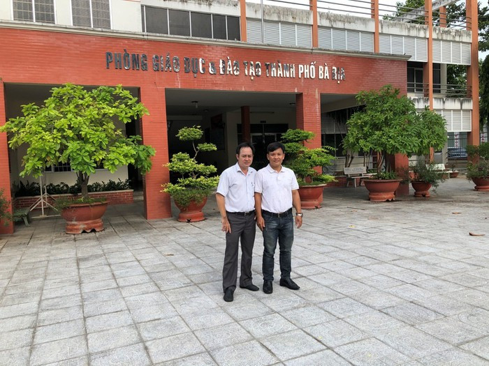 Thầy giáo Cù Đình Đức - Thầy Trần Văn Tâm (công tác tại Phòng Giáo dục và Đào tạo thành phố Bà Rịa, tỉnh Bà Rịa – Vũng Tàu) là tác giả Phần mềm đăng ký và xét thi đua nhà trường. (Ảnh: Sơn Quang Huyến). Thầy giáo Cù Đình Đức - Thầy Trần Văn Tâm (công tác tại Phòng Giáo dục và Đào tạo thành phố Bà Rịa, tỉnh Bà Rịa – Vũng Tàu) là tác giả Phần mềm đăng ký và xét thi đua nhà trường. (Ảnh: Sơn Quang Huyến).