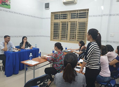 Một phụ huynh nêu ý kiến tại buổi đối thoại, ảnh: PL. Một phụ huynh nêu ý kiến tại buổi đối thoại, ảnh: PL.