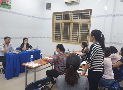 Một phụ huynh nêu ý kiến tại buổi đối thoại, ảnh: PL.