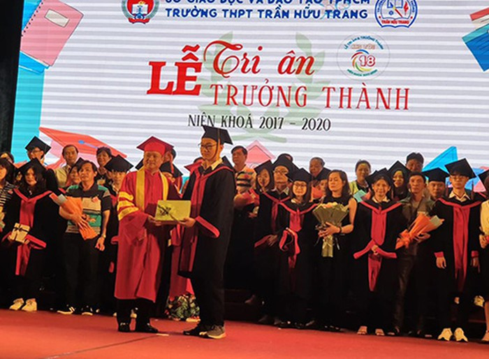 Thầy Võ Thiện Cang - Hiệu trưởng trao quà kỷ nhiệm cho học sinh khối 12 (Ảnh: P.L)