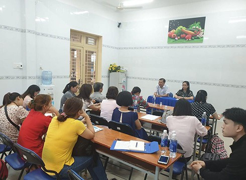 Toàn cảnh buổi đối thoại giữa phụ huynh và Hiệu trưởng Trường tiểu học Trần Văn Ơn với sự chứng kiến của Phó trưởng phòng Giáo dục và Đào tạo quận Tân Bình, ảnh: PL. Toàn cảnh buổi đối thoại giữa phụ huynh và Hiệu trưởng Trường tiểu học Trần Văn Ơn với sự chứng kiến của Phó trưởng phòng Giáo dục và Đào tạo quận Tân Bình, ảnh: PL.