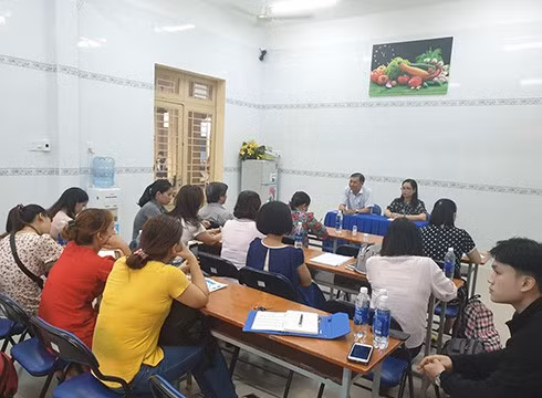 Toàn cảnh buổi đối thoại giữa phụ huynh và Hiệu trưởng Trường tiểu học Trần Văn Ơn với sự chứng kiến của Phó trưởng phòng Giáo dục và Đào tạo quận Tân Bình, ảnh: PL.
