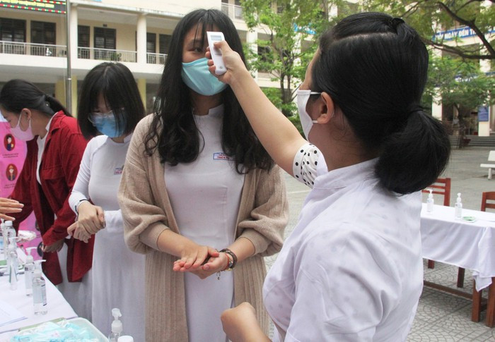 Ngay cả trong dịch Covid-19, đội ngũ các thầy cô giáo vẫn làm việc, đảm bảo học sinh không đến trường phòng dịch nhưng không nghỉ học, ảnh chỉ mang tính chất minh họa, tác giả: Tấn Tài.