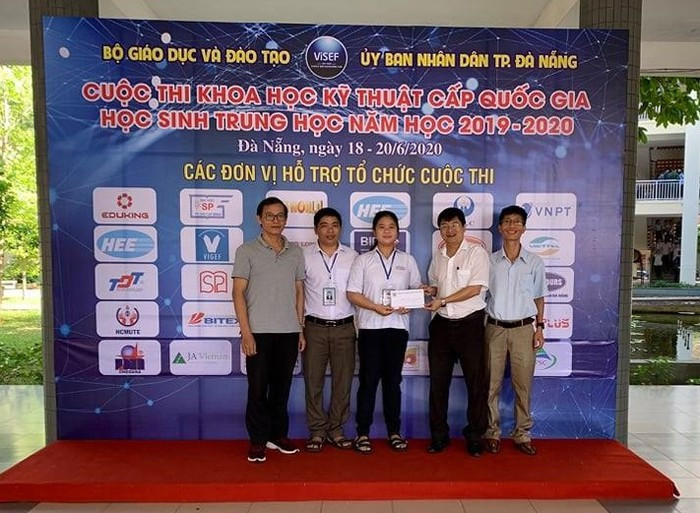 Em Phạm Thị Thùy Trang cùng thầy Cao Ngọc Sơn (thứ hai bên trái sang) tại cuộc thi Khoa học kỹ thuật Quốc gia năm học 2019-2020 (Ảnh: Nhân vật cung cấp).