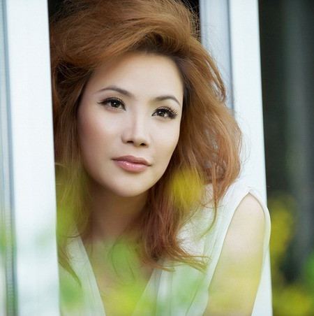 Giờ đây khuôn mặt Hồ Quỳnh Hương đã thon gọn hơn, cánh mũi đã được thu nhỏ và cao hơn. Tuy nhiên không chỉ làm mũi, người đẹp còn dao kéo hơi bị quá đà trên khuôn mặt mình. Ai cũng dễ dàng nhận ra cô khuôn mặt khác hẳn so với trước. Ảnh: Internet. Giờ đây khuôn mặt Hồ Quỳnh Hương đã thon gọn hơn, cánh mũi đã được thu nhỏ và cao hơn. Tuy nhiên không chỉ làm mũi, người đẹp còn dao kéo hơi bị quá đà trên khuôn mặt mình. Ai cũng dễ dàng nhận ra cô khuôn mặt khác hẳn so với trước. Ảnh: Internet.