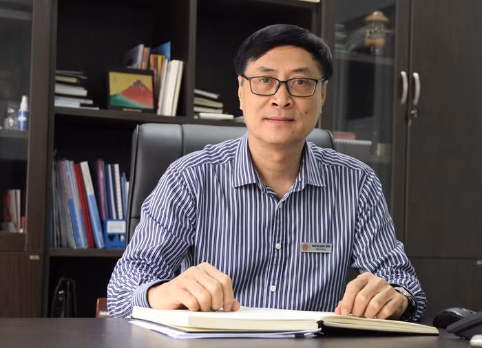 Thầy Nguyễn Quốc Bình - Hiệu trưởng trường Trung học cơ sở & Trung học Phổ thông Lê Quý Đôn trao đổi với phóng viên. Ảnh: Đỗ Thơm Thầy Nguyễn Quốc Bình - Hiệu trưởng trường Trung học cơ sở & Trung học Phổ thông Lê Quý Đôn trao đổi với phóng viên. Ảnh: Đỗ Thơm