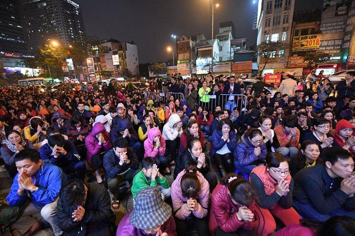 Hình ảnh người dân ngồi tràn ra lòng đường vái vọng vào hướng tổ đình Phúc Khánh để làm lễ dâng sao giải hạn. Ảnh: Anh Tuấn. Hình ảnh người dân ngồi tràn ra lòng đường vái vọng vào hướng tổ đình Phúc Khánh để làm lễ dâng sao giải hạn. Ảnh: Anh Tuấn.