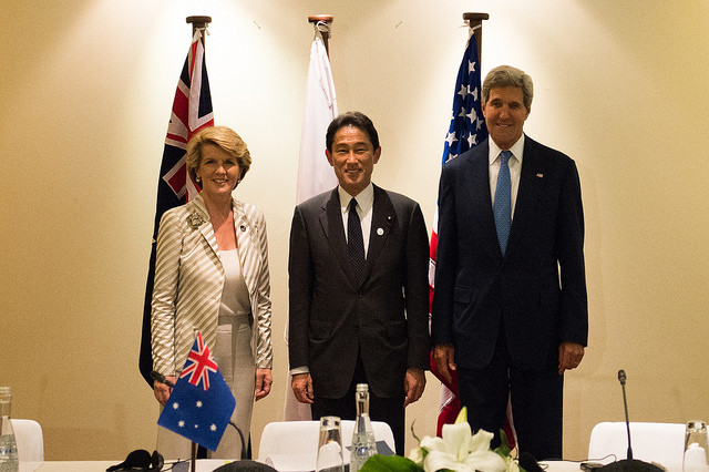 Từ trái qua: Ngoại trưởng Úc Julie Bishop, Ngoại trưởng Nhật Bản Fumio Kishida và Ngoại trưởng Mỹ John Kerry bên lề Hội nghị APEC. Từ trái qua: Ngoại trưởng Úc Julie Bishop, Ngoại trưởng Nhật Bản Fumio Kishida và Ngoại trưởng Mỹ John Kerry bên lề Hội nghị APEC.