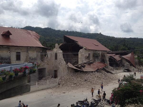 Những căn nhà đổ nát hoang tàn và người dân phải chạy ra đường.