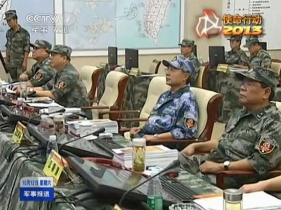 Kế hoạch tác chiến tấn công của tập đoàn quân 42, đại quân khu Quảng Châu nhắm vào đảo Đài Loan treo trên tường (chính giữa) phòng chỉ huy chiến dịch. Kế hoạch tác chiến tấn công của tập đoàn quân 42, đại quân khu Quảng Châu nhắm vào đảo Đài Loan treo trên tường (chính giữa) phòng chỉ huy chiến dịch.