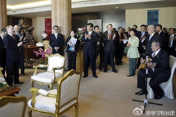 Tổng thống Indonesia vừa đàn vừa bắt nhịp hát bài "Happy Birthday to You" chúc mừng sinh nhật lần thứ 61 của Tổng thống Nga Putin. Tổng thống Indonesia vừa đàn vừa bắt nhịp hát bài "Happy Birthday to You" chúc mừng sinh nhật lần thứ 61 của Tổng thống Nga Putin.