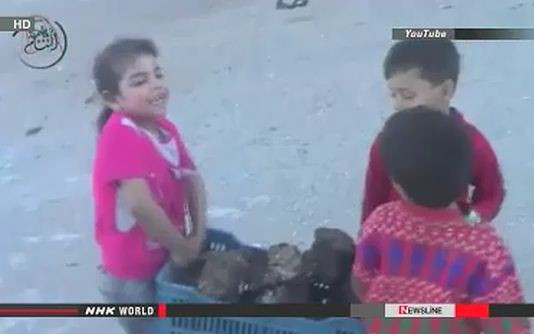 Trẻ em Syria trong thị trấn bị quân chính phủ vây hãm từ tháng Giêng 2013 phải làm việc cật lực như người lớn để cầm cự qua ngày.